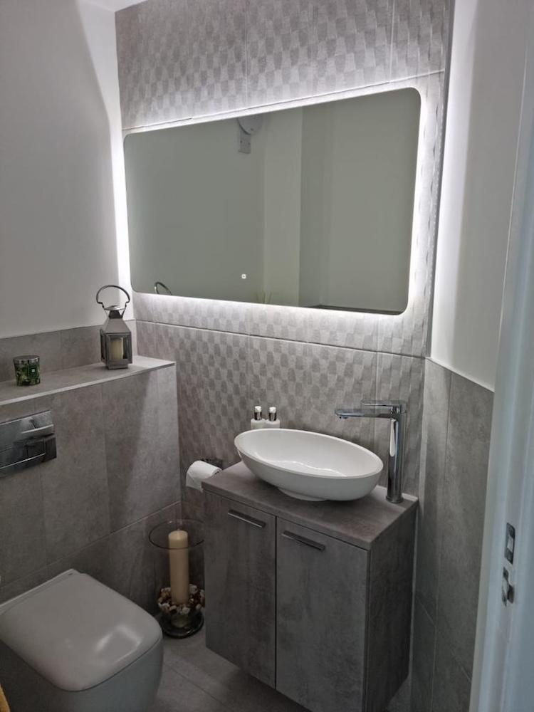 Monochrome family bath