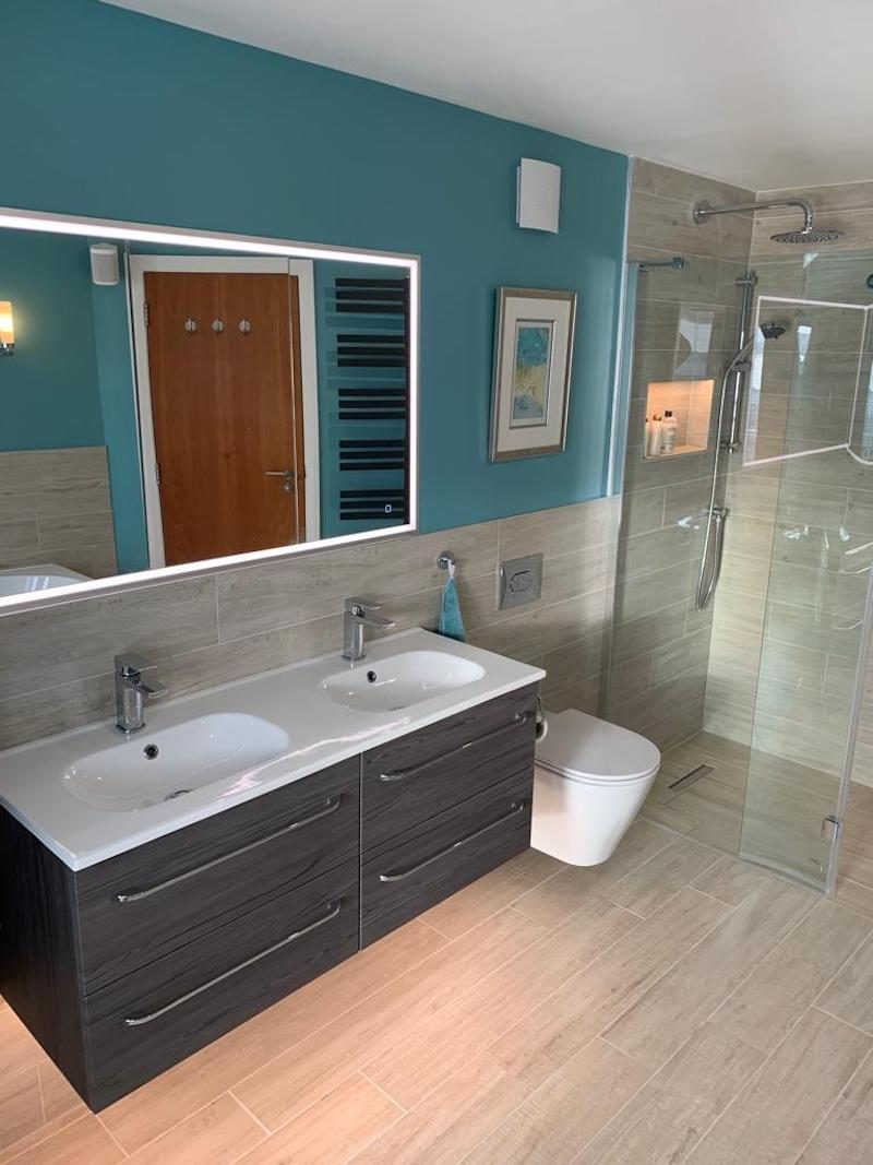 Stone-tiled wetroom